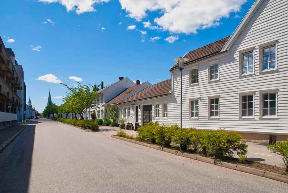 La Posebyen (Città Vecchia) di Kristiansand, con i caratteristici kvadraturen (reticolo di strade che si intersecano ad angolo retto) della città. Le case, tutte  in legno, rendono incantevole questo quartiere.