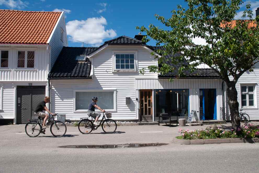 Due ciclisti attraversano il centro storico di Kristiansand.
