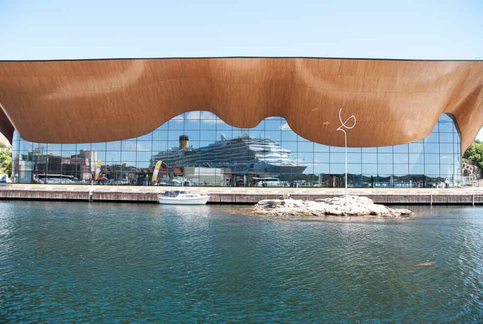 Una costruzione moderna quasi completamente ricoperta da vetri, che costeggia il mare, che ospita un teatro e una sala concerti.