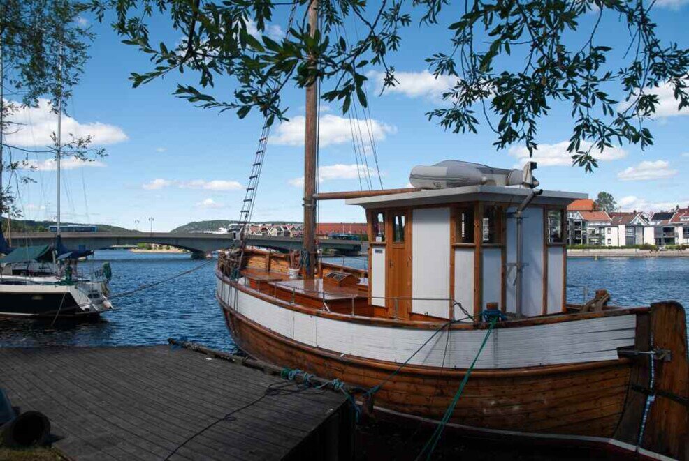 Una barca di legno attraccata al molo del porticciolo di Kristiansand.