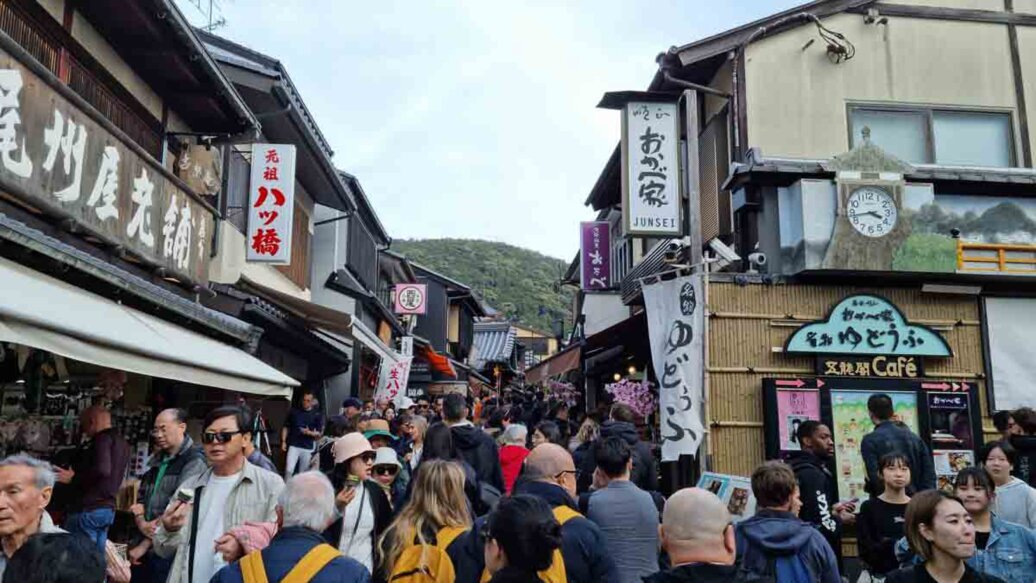 La strada antica di Sannenzaka tanta gente che cammina lungo una vecchia strada storica fatte di costruzioni in legno.