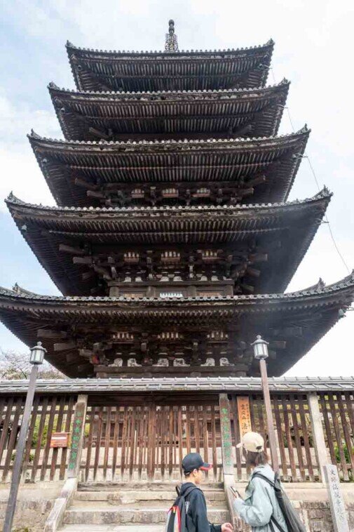 Il tempio Hokan-ji Una pagoda a 5 piani nel mezzo di un vecchio quartiere di Kyoto.