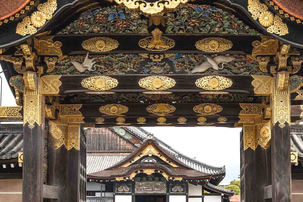 Cancello Karamon di accesso al Castello di Nijō-jō Il Cancello Karamon in corteccia di cipresso con motivi intagliati in modo intricato, evidenziati con foglia d'oro.