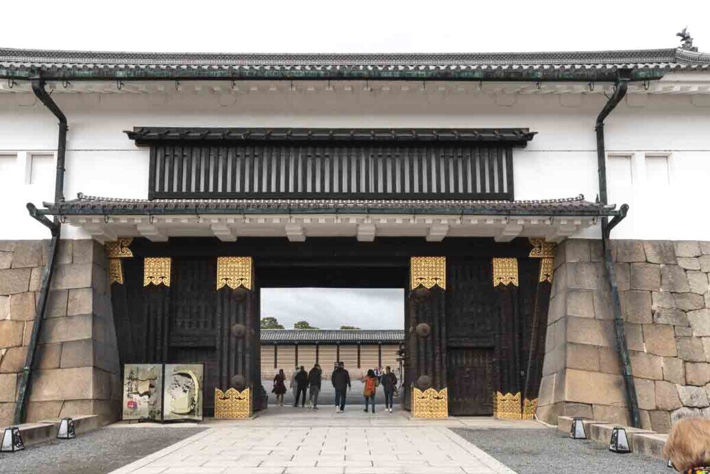 Castello di Nijō-jō: Porta di Higashi Ote-mon Un portale in legno con raffinate decorazioni indica l'accesso al Castello di Nijō-jō.