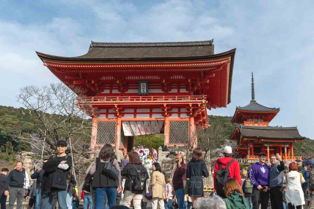 Il tempio Kiyomizu-dera omaggio al Dio Kannon Il cancello d'ingresso a due piani Nio-mon, del tempio di Kiyomizu-dera in legno di colore rosso brillante.