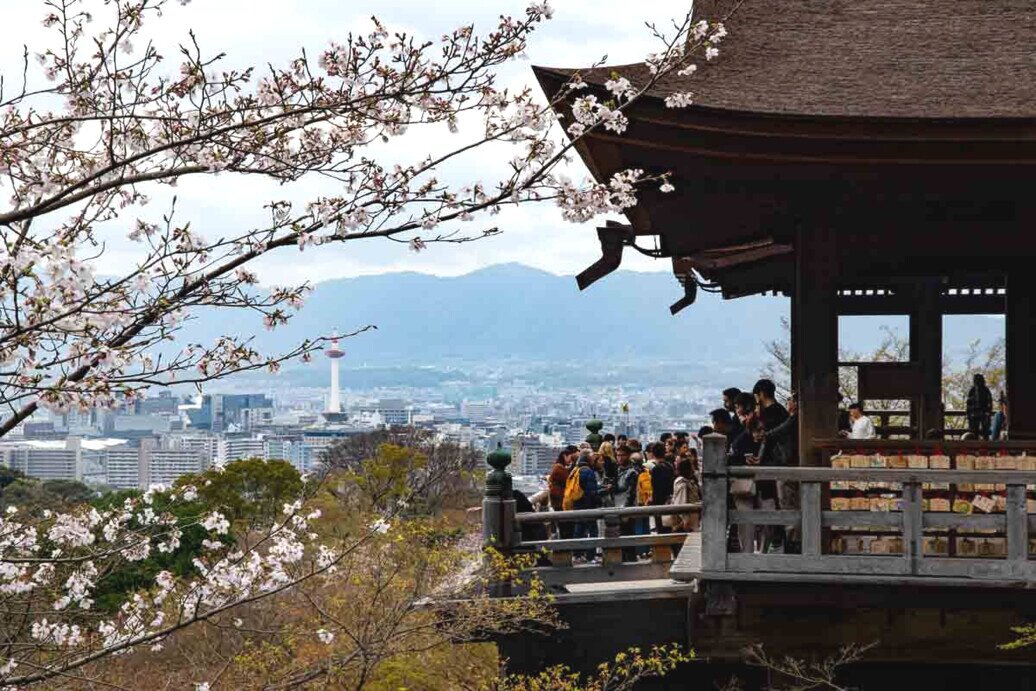 Il tempio panoramico di Kiyomizu-dera Un tempio con una terrazza che si affaccia sulla collina dove la gente ammira la città di Kyoto dall'alto.