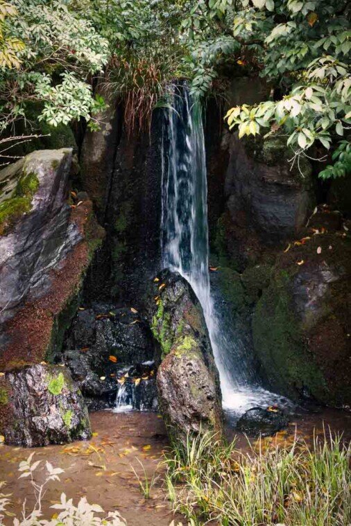 La cascata della Porta del Drago Una piccola cascata fa infrangere l'acqua su una pietra dalla forma di un pesce.