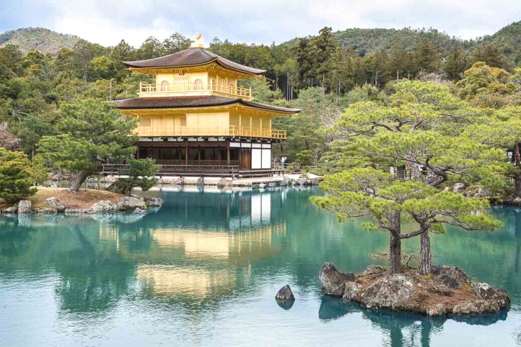 Tempio l'incredibile Padiglione d'oro_Kyoto Tempio del Padiglione d'oro di Kyoto in mezzo ad un laghetto e che si riflette sull'acqua.