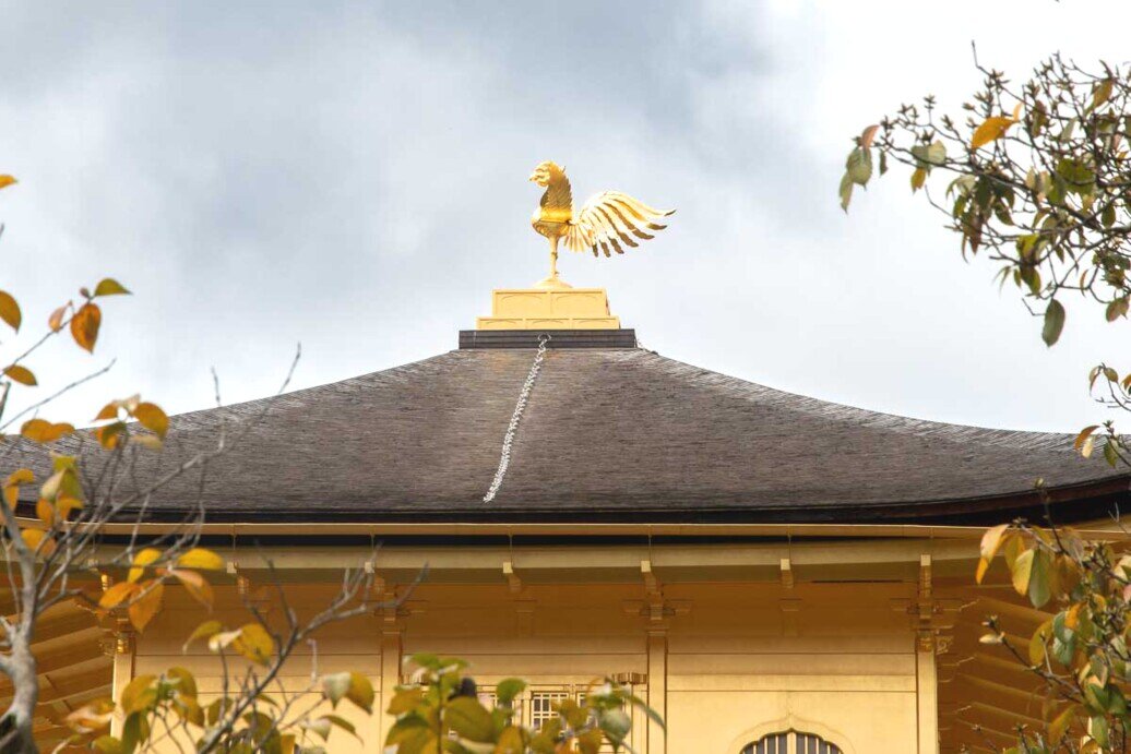 La Fenice del Padiglione d'oro_Kyoto Sul tetto del Padiglione d'oro di Kyoto fa bella mostra una fenice simbolo di rinnovamento a nuova vita.