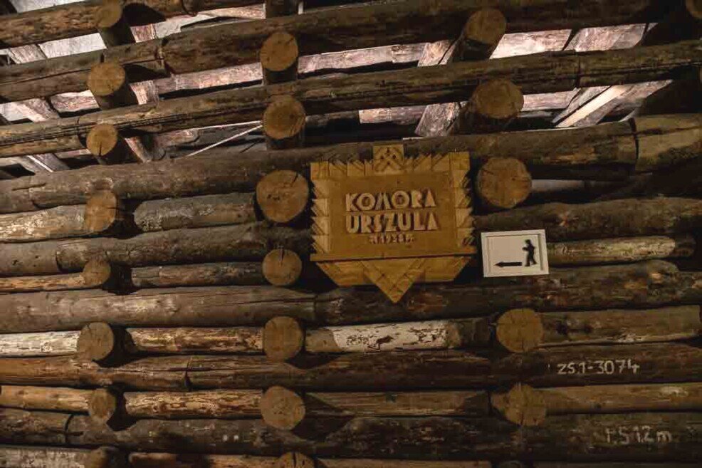 La Camera Ursula della miniera del sale di Wieliczka Travi e sostegni di legno di pino che servono di sostegno alla grotta del sale.
