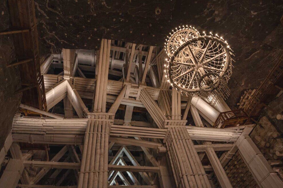 Impalcatura di legno molto alta da dove pende un lampadario.
