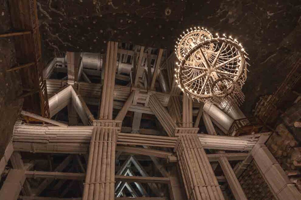 La Camera di Michalowice Impalcatura di legno molto alta da dove pende un lampadario.