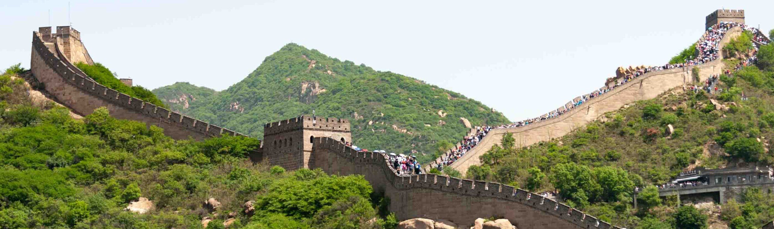 La Grande Muraglia di Badaling Una muraglia sulle montagne che sale o che scende con tre grandi torrioni.