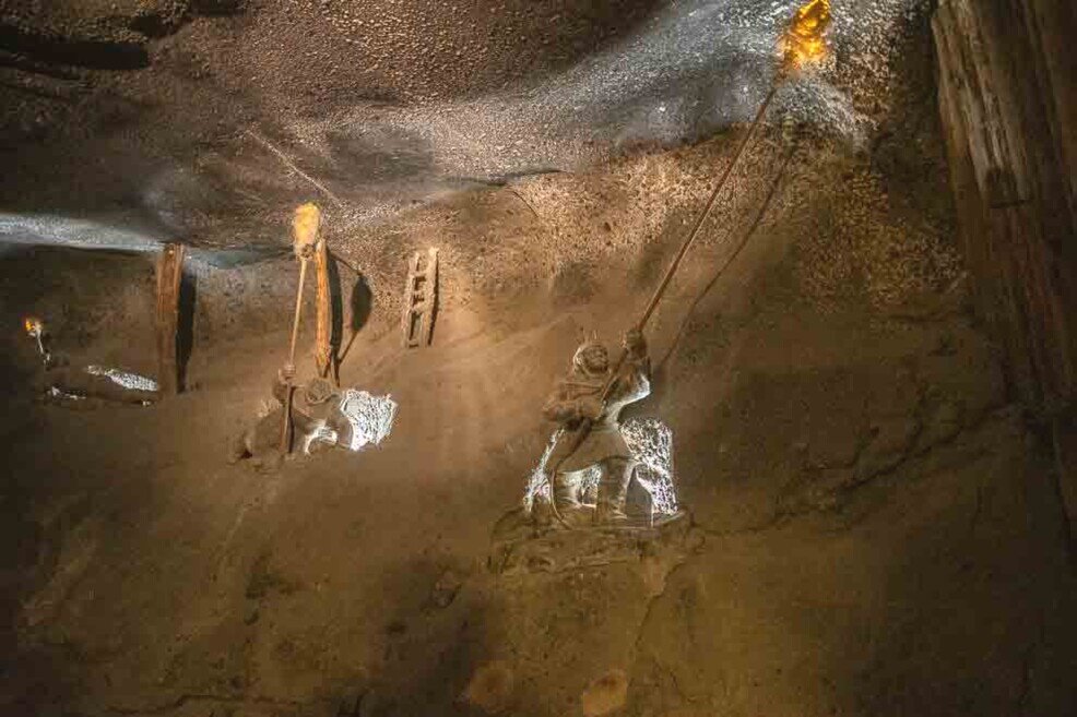 La grotta Spalone che significa bruciata All'interno della grotta dei manichini raffigurano i rischi che i minatori correvano nel loro lavoro.