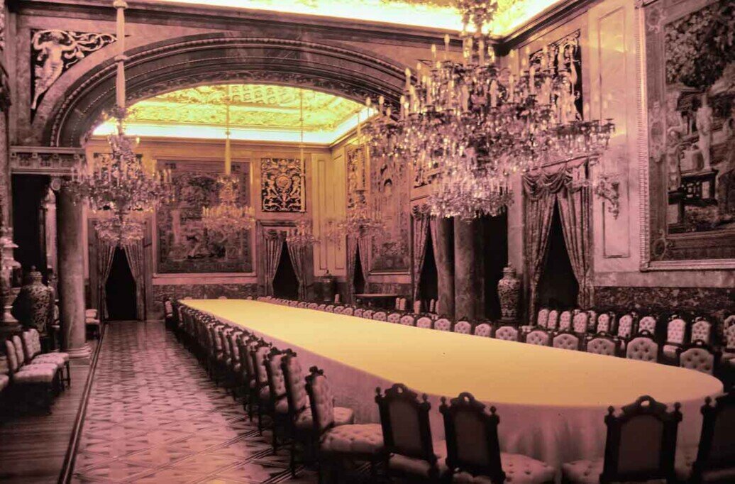 Salone da ballo e dei banchetti del Palazzo Reale di Madrid, con decorazioni sontuose e lampadari monumentali.