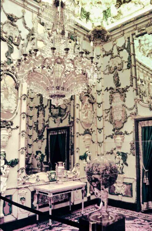 Interno della Sala delle Porcellane del Palazzo Reale di Madrid, con pareti rivestite di porcellana decorata e ricchi dettagli ornamentali.