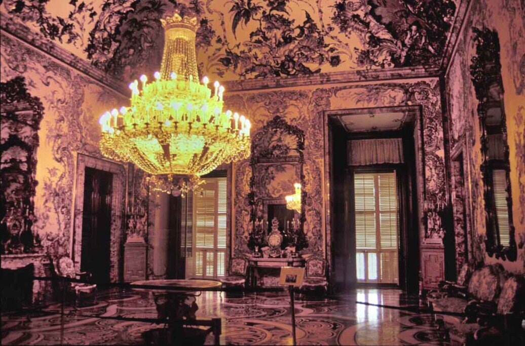 Camera di Carlo III nel Palazzo Reale di Madrid, con arredi settecenteschi e decorazioni neoclassiche.