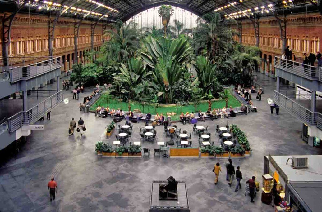 La stazione di Atocha a Madrid, con il caratteristico giardino tropicale interno.