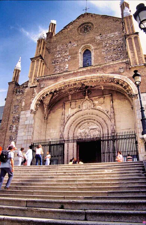 Facciata principale della Chiesa di San Jerónimos a Madrid, in stile gotico, con torri gemelle e dettagli ornamentali in pietra.
