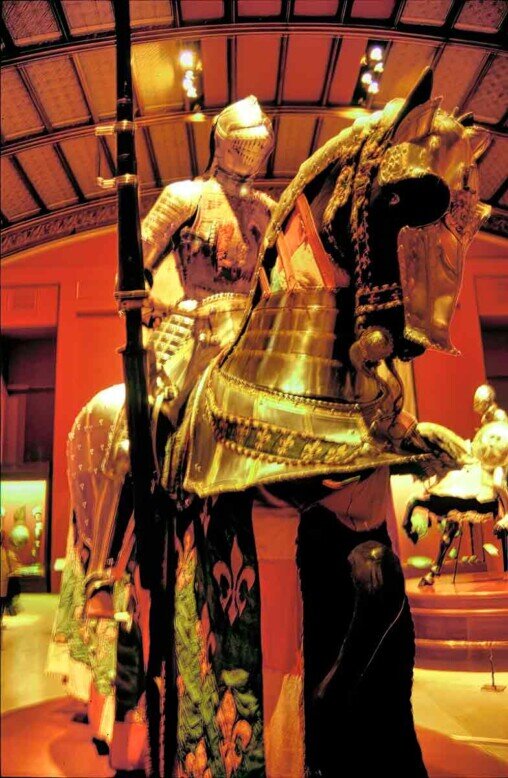 Vista interna della Real Armería del Palacio Real di Madrid, con armature rinascimentali e armi storiche appartenute ai re di Spagna.