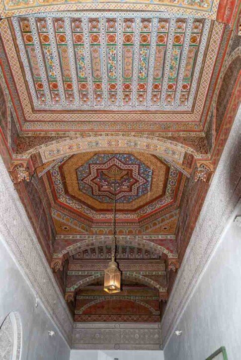 Palais El Bahia Dettagli intricati sul soffitto del Palais El Bahia a Marrakech, un capolavoro dell'architettura e del design marocchino.