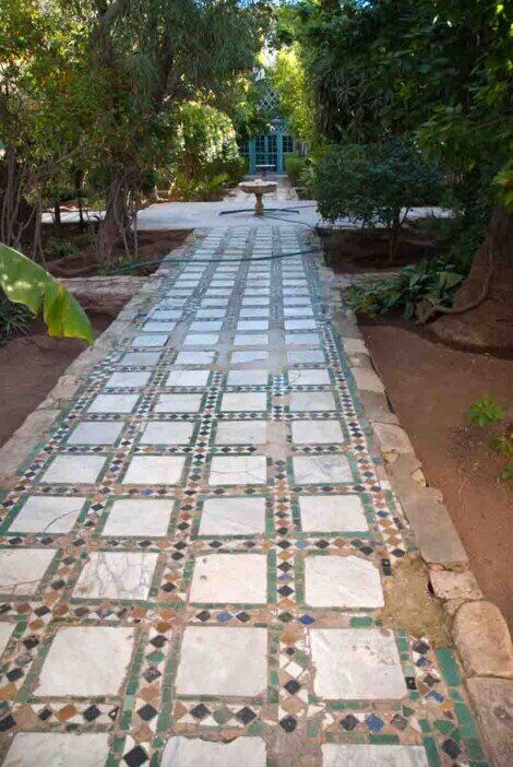 Palais El Bahia Giardino con viale lastricato con mosaici colorati nel Palais El Bahia di Marrakech.