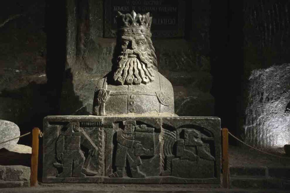 Busto di Casimiro il Grande costruito scolpendo il sale.