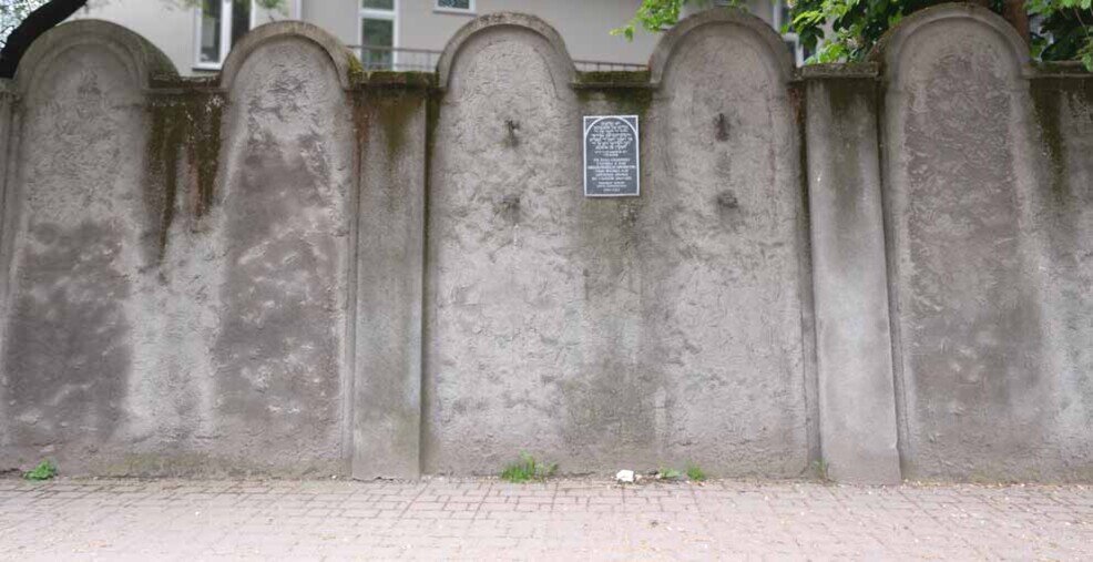 Un muro con la parte alta ondulata che circoscriveva le case in cui erano confinati gli ebrei.