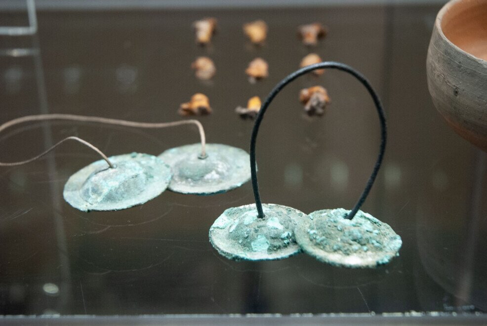 Amuleti esposti dentro una teca.