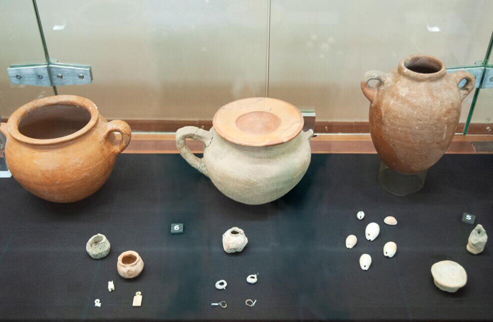 Brocche e vasi per contenere le ceneri dei trofet.