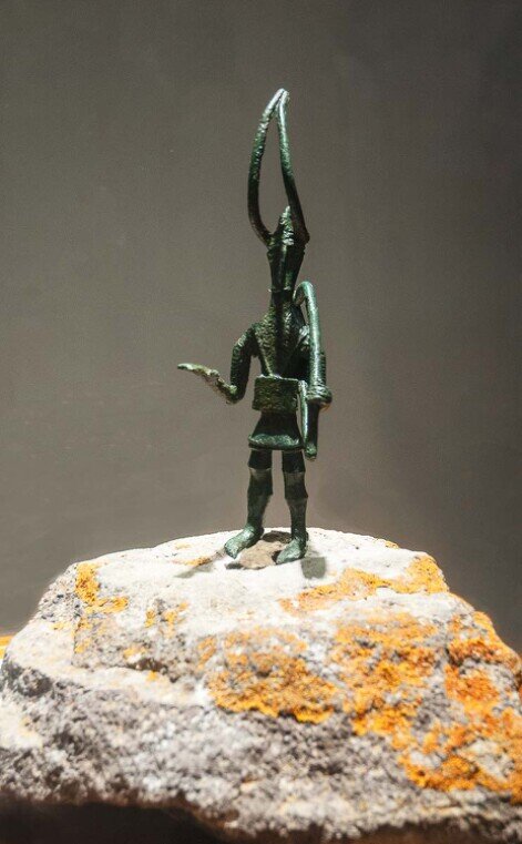 Bronzetto nuragico di guerriero con arco.