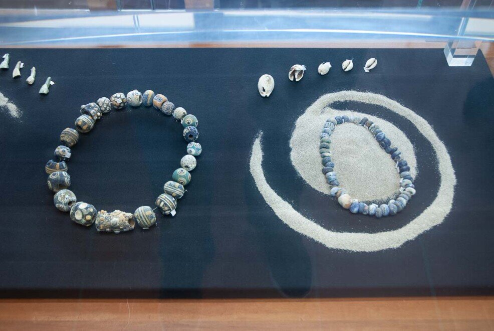 Gioielli e amuleti trovati nelle tombe che accompagnavano i trapasso dei defunti.