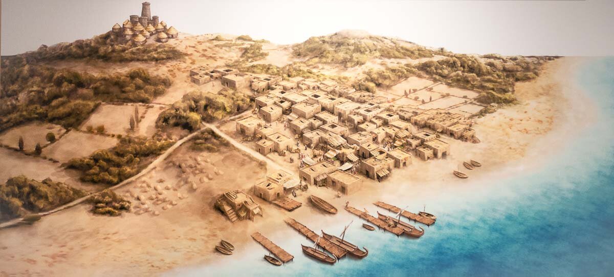 Modellino di una città fenicia tra mare e collina.