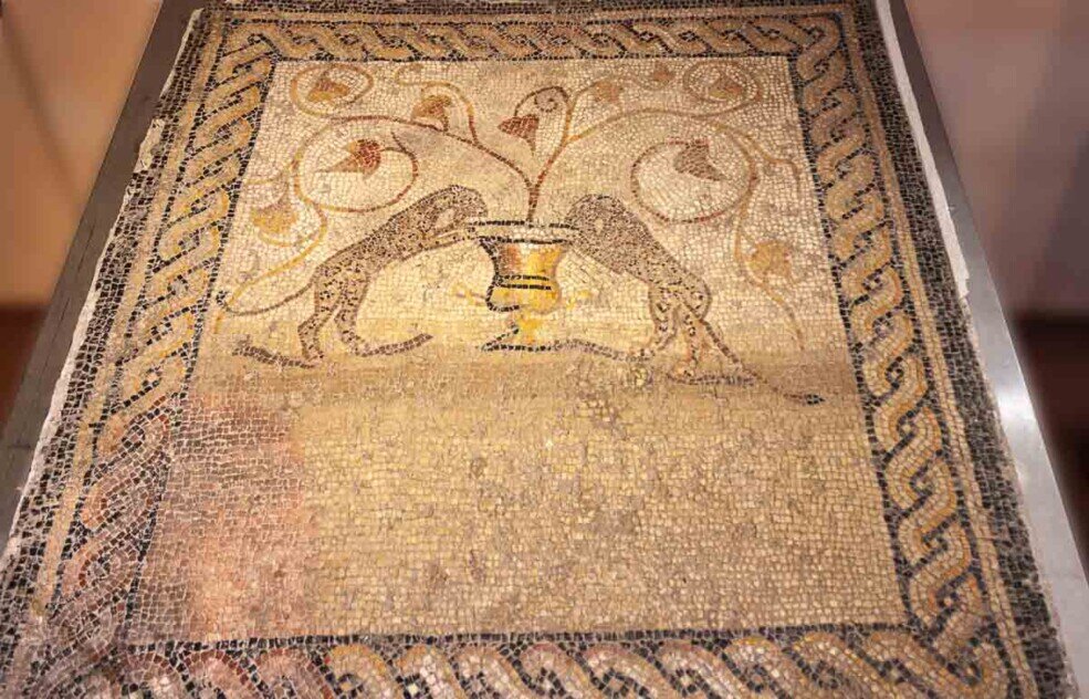 Due pantere che si abbeverano da un vaso usato per miscelare il vino, raffigurate in un mosaico romano.