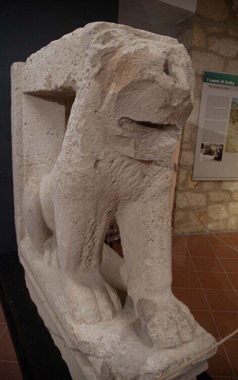 Una scultura di un leone trovata in uno degli scavi a Sant'Antioco. Il leone è danneggiato e manca parte della testa.