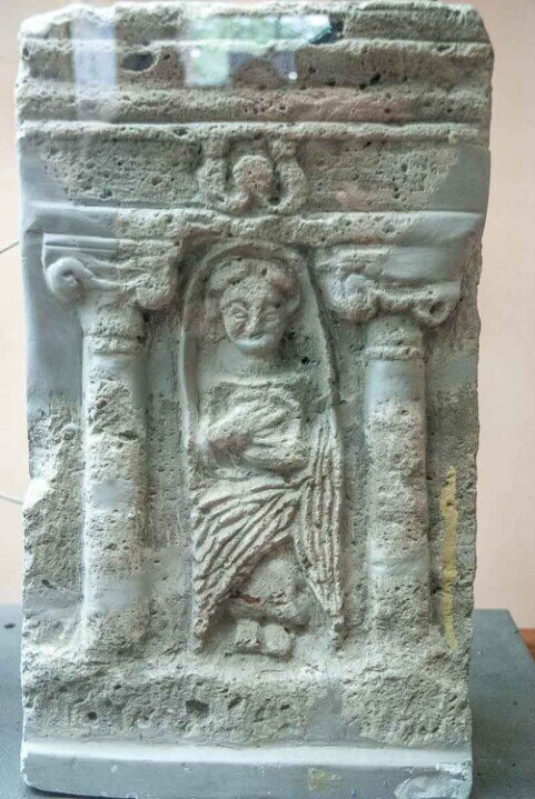 MuseoFerruccioBarreca-stele votiva femminile con le mani che posano sul seno come simbolo di fertilità.