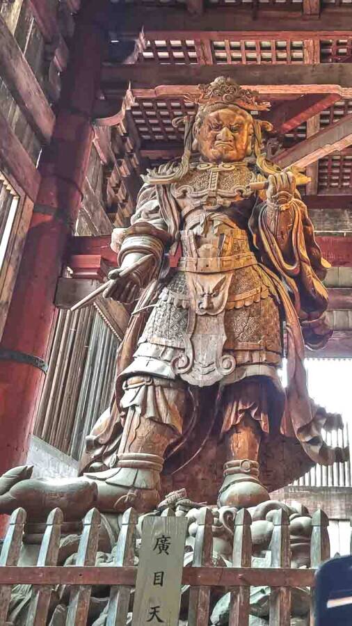 La statua di Komokuten (colui che tutto vede) La statua di Komokuten (colui che tutto vede) nel tempio Todai-ji