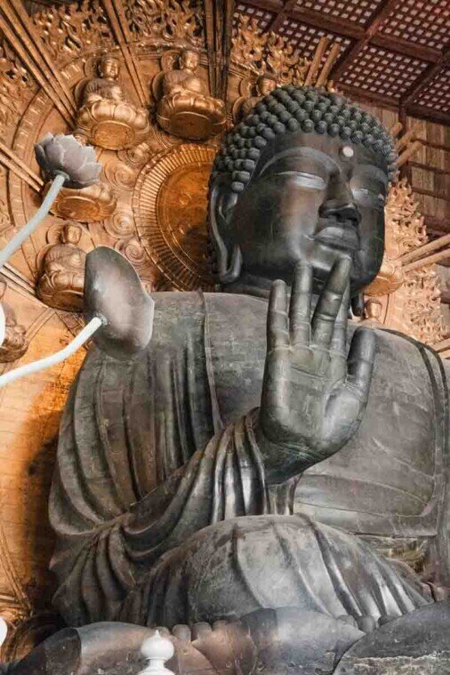 Il Grande Buddha dorato Il Grande Buddha dorato, maestoso e seduto, si erge in una stanza dedicata alla meditazione.
