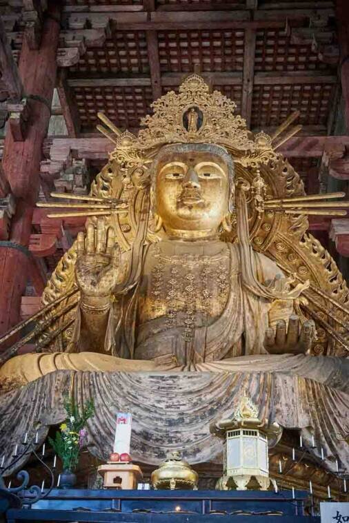 Statua bronzo dorato_Tempio Todai-ji Altra statua di buddha questa volta in bronzo dorato.