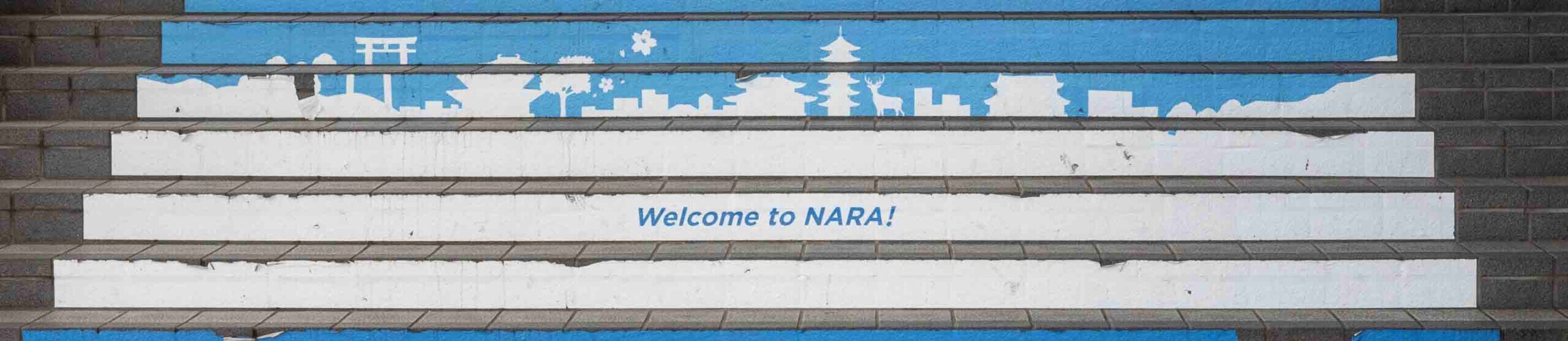 Gradini della metro di Nara Gradini della metro con scritto "benvenuti a Nara"