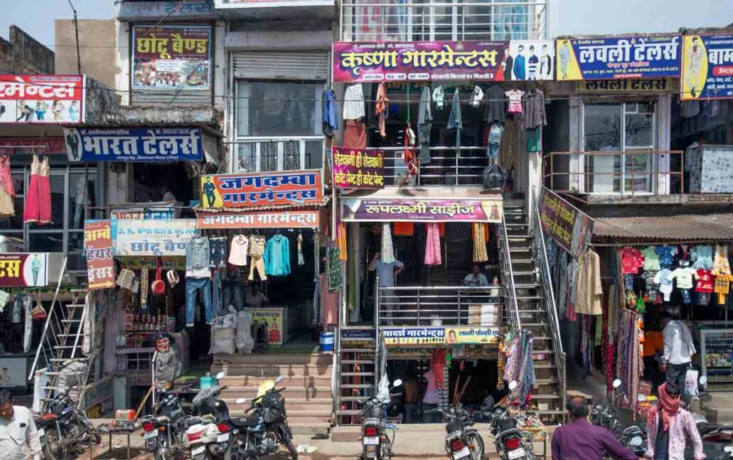Strutture adibite esclusivamente per piccoli negozi diposti su più piani a Delhi.