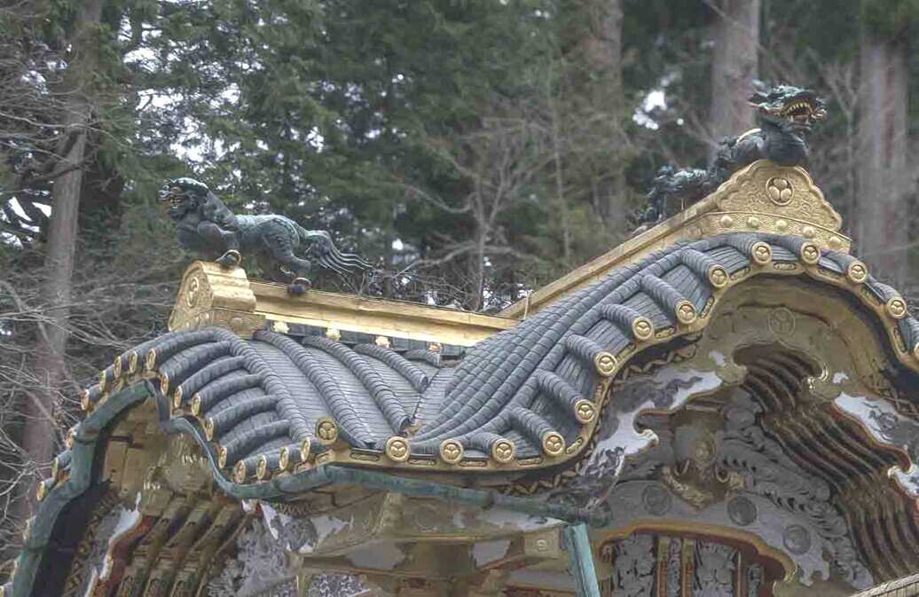 Sul tetto delle tegole a tre foglie del Karamon e sui frontoni, c'è una bestia spirituale "Tsutsuga".