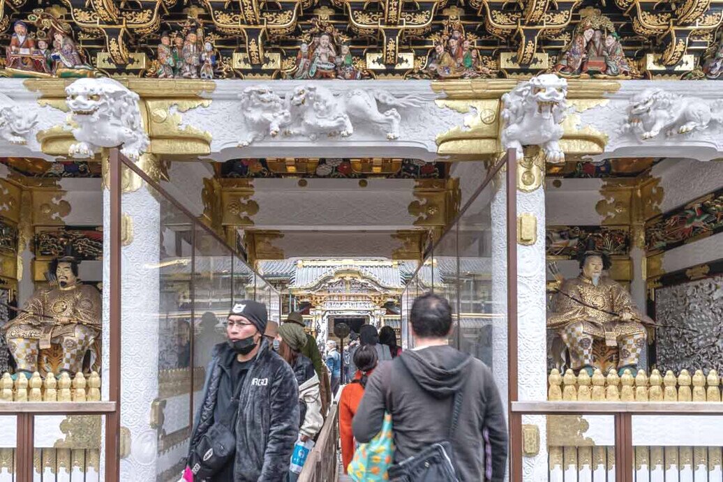 Su entrambi i lati della ricca porta del tempio sono collocate statue di divinità guardiane chiamate "Zuishin".