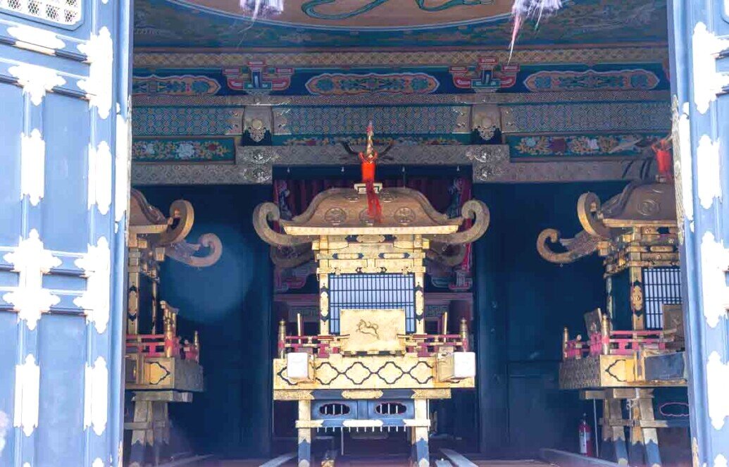 Piccoli altari dorati shintoisti portatili.