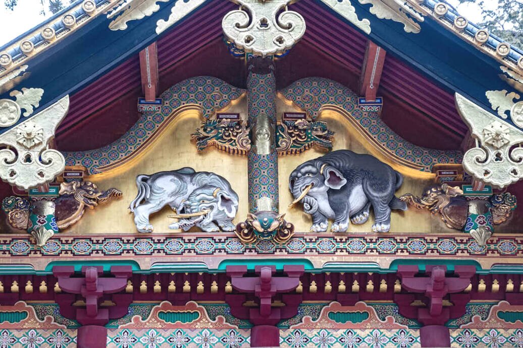 Edificio con scolpite due elefanti immaginari.