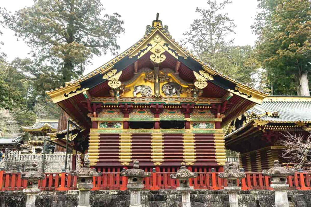 Edificio con tetto a pagoda e decorazioni dorate.