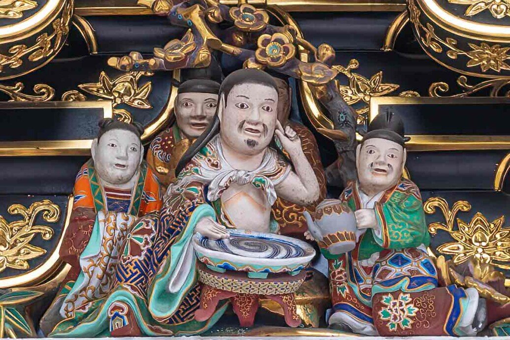 Sulla facciata sono scolpiti molti personaggi, anche di antichi politici e monarchi cinesi che hanno governato in pace.