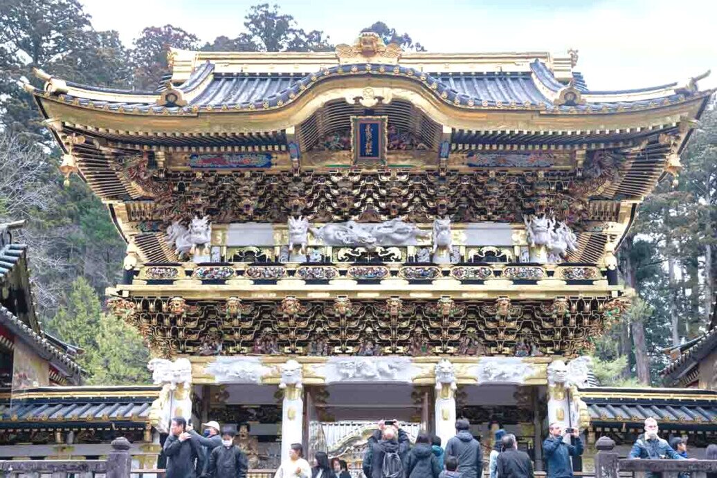 Intricate decorazioni della Porta di Yomeimon che ha un bellissimo contrasto tra oro e bianco