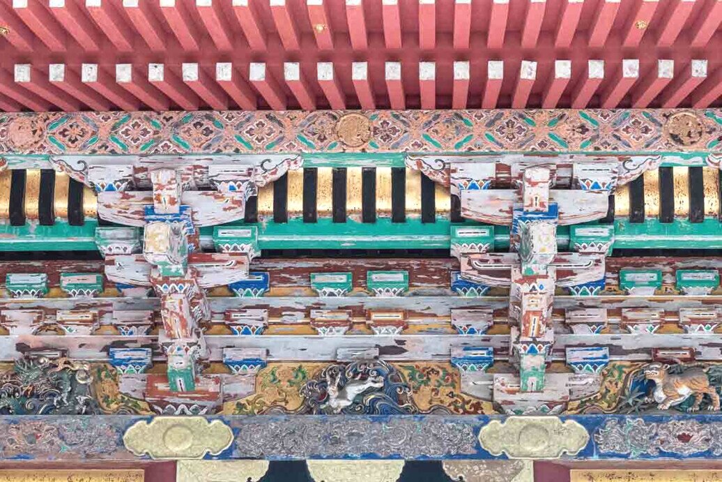 Parete del tempio Toshogu a Nikko, caratterizzato da una varietà di motivi artistici e dettagli elaborati.