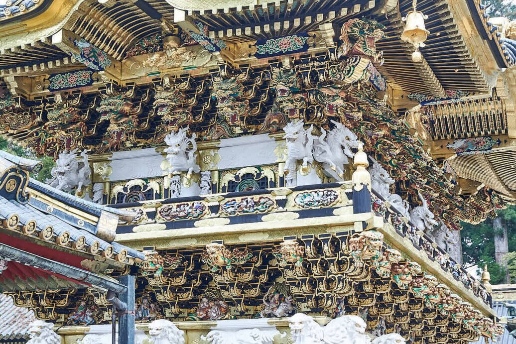 Intagli di draghi, di alligatori di draghi cavallo, leoni cinesi e altre bestie sacre proteggono il santuario.